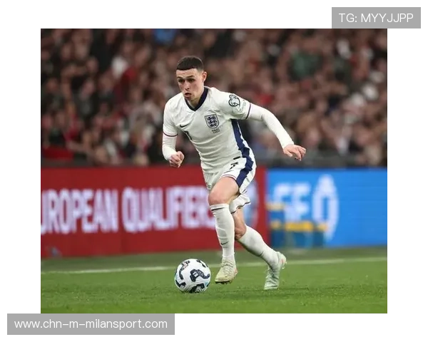 福登与德布劳内的传导配合屡次创造机会，福登父亲