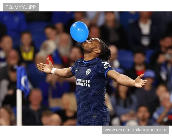 切尔西直塞打穿后防，恩昆库面对空当射门偏出