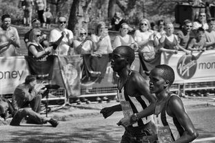 米兰体育报官网-非洲锦标赛中，南非队奋勇拼搏，冲击历史第一高光，南非洲杯小组赛